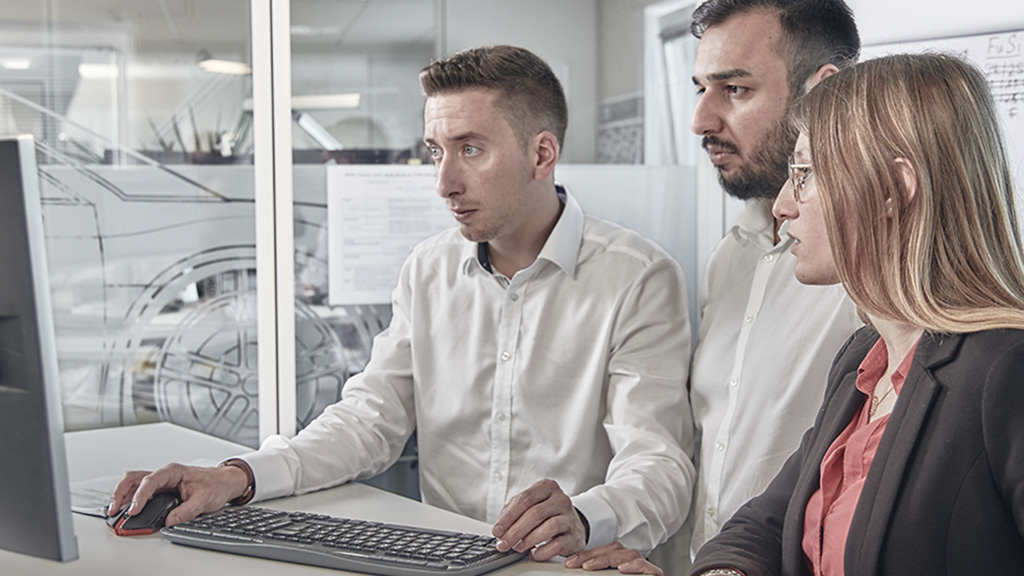 ATEEL Gruppe schaut auf PC Monitor